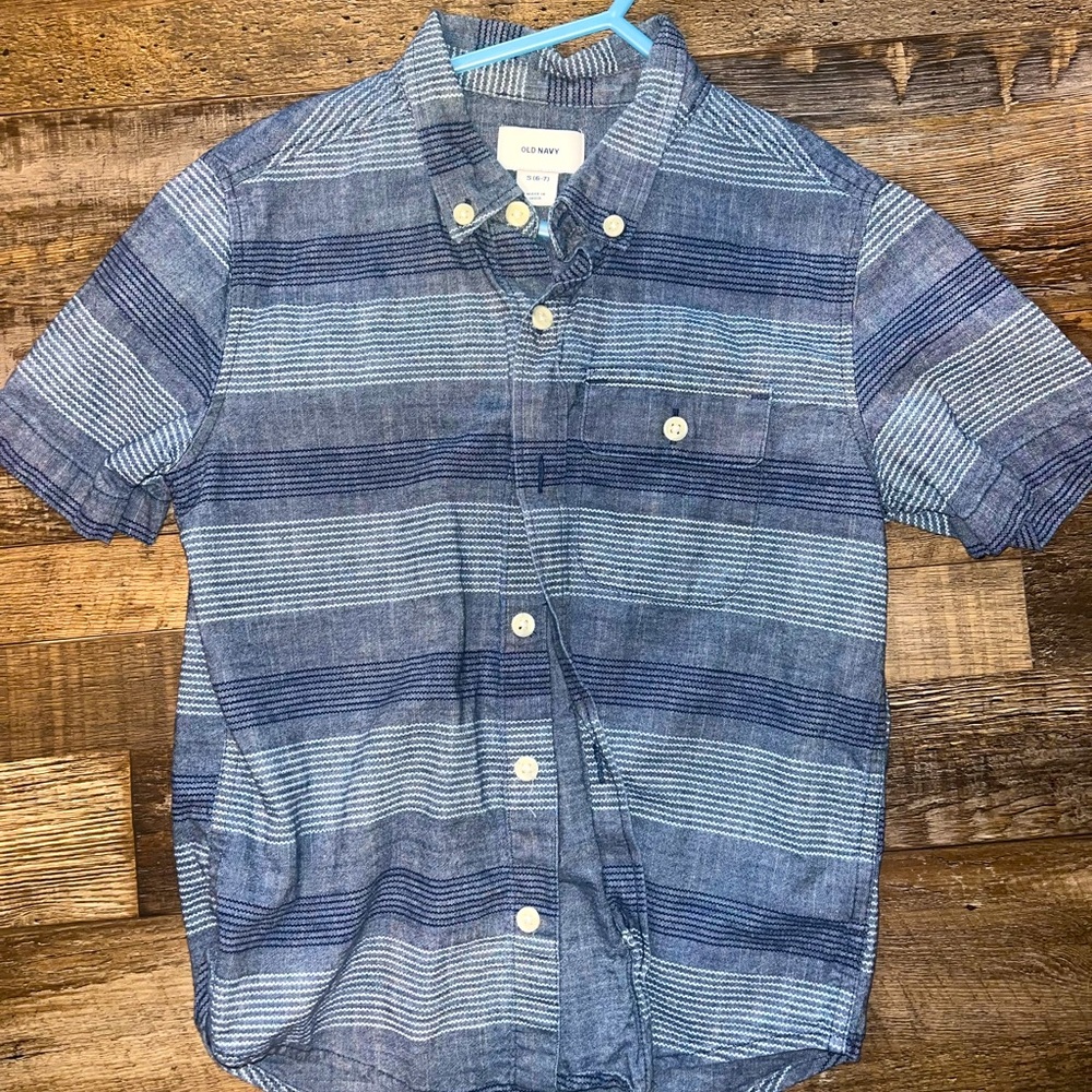 Boys Old Navy size small, 6/7 Short sleeve button down shirt. Blue stripped.